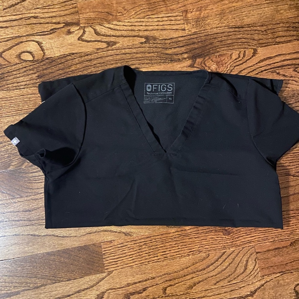 Figs Casma Three-Pocket Scrub Top in black, women’s XS